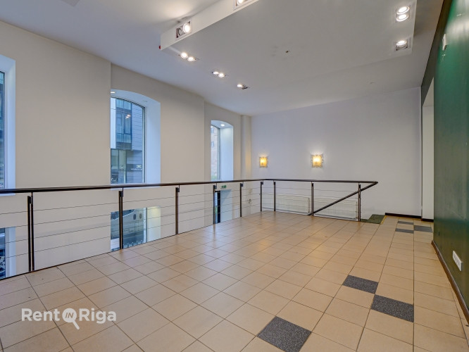 Gaišas telpas divos stāvos ar lieliem skatlogiem.  Iepriekš telpās atradās frizētava. Ir saskaņota a Рига - изображение 10