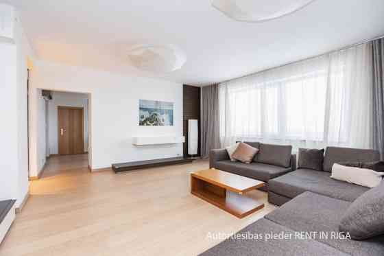 Fantastic apartment for lovers of urban environment, charming view and silence.  The apartment is lo Rīga