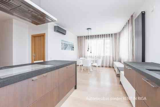 Fantastic apartment for lovers of urban environment, charming view and silence.  The apartment is lo Rīga
