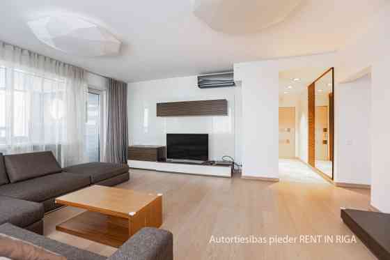 Fantastic apartment for lovers of urban environment, charming view and silence.  The apartment is lo Rīga