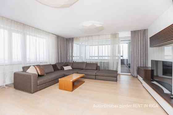 Fantastic apartment for lovers of urban environment, charming view and silence.  The apartment is lo Рига