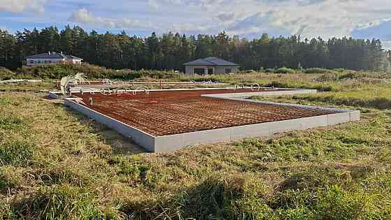 Pārdod 1/2 zemesgabalu jeb 1104 kvm ar vienstāvu dvīņumājas puses projektu (ir būvatļauja) un pamati Рижский район
