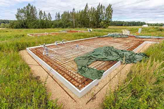 Pārdod 1/2 zemesgabalu jeb 1104 kvm ar vienstāvu dvīņumājas puses projektu (ir būvatļauja) un pamati Рижский район