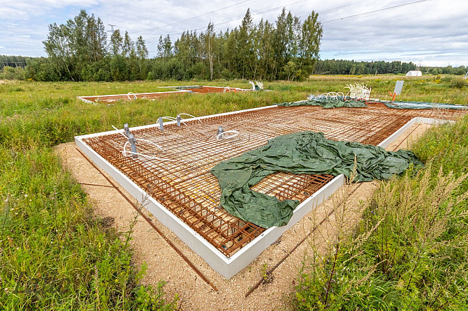 Pārdod 1/2 zemesgabalu jeb 1104 kvm ar vienstāvu dvīņumājas puses projektu (ir būvatļauja) un pamati Рижский район - изображение 4