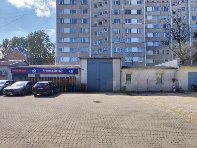 Apsildāma, sausa noliktava.  Vārti ap 4x5 m. Griesti pa vidu ap 6 m augsti, malās ap 3.5 m. Līdzena  Рига - изображение 1