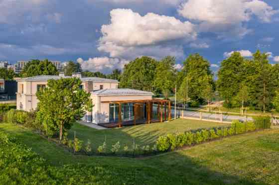 Продается дом с 4 спальнями "Villa Helenia" в проекте "Mežaparks Residence" - улица Кеlnes 8. Рига