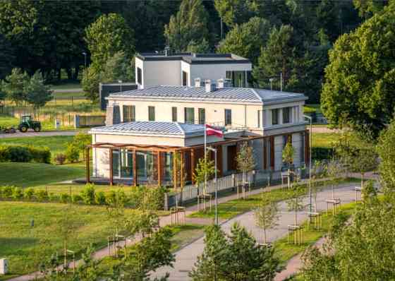 Продается дом с 4 спальнями "Villa Helenia" в проекте "Mežaparks Residence" - улица Кеlnes 8. Рига