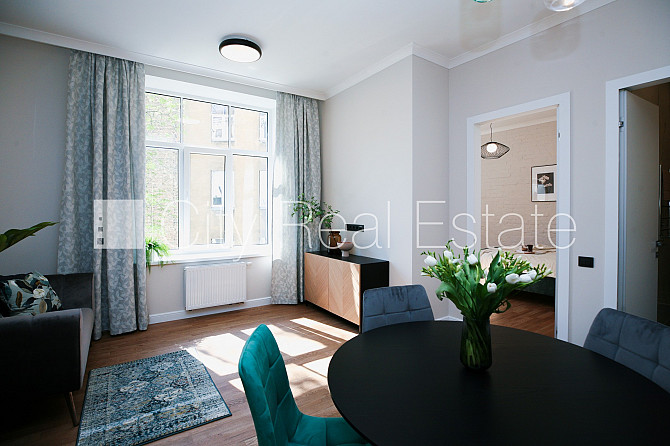 Fasādes māja, renovēta māja, ieeja no ielas, ir lifts, kāpņu telpa pēc kapitālā remonta, Rīga - foto 14