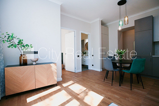 Fasādes māja, renovēta māja, ieeja no ielas, ir lifts, kāpņu telpa pēc kapitālā remonta, Rīga - foto 12