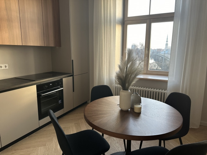 Dzīvoklis ar Brīnišķīgu skatu uz Vecrīgu un Daugavas tiltiem, tiek piedāvāts ilgtermiņa Rīga - foto 2