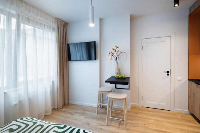 A modern and meticulously designed studio apartment is available for reservation at Ernesta Birzniek Рига - изображение 8