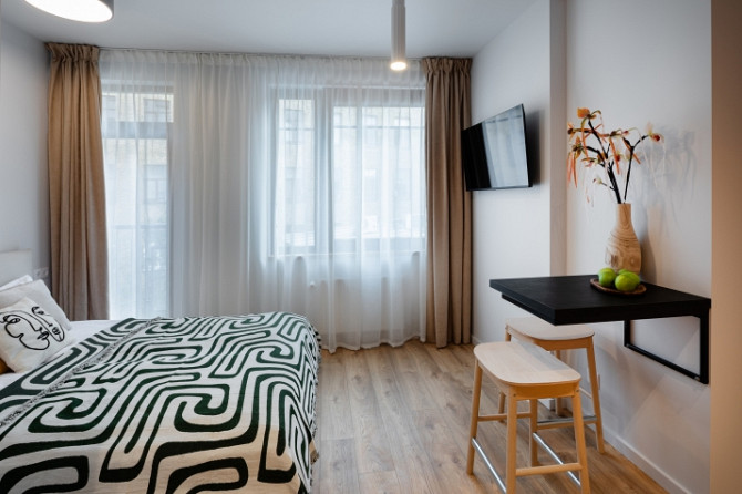 A modern and meticulously designed studio apartment is available for reservation at Ernesta Birzniek Рига - изображение 7
