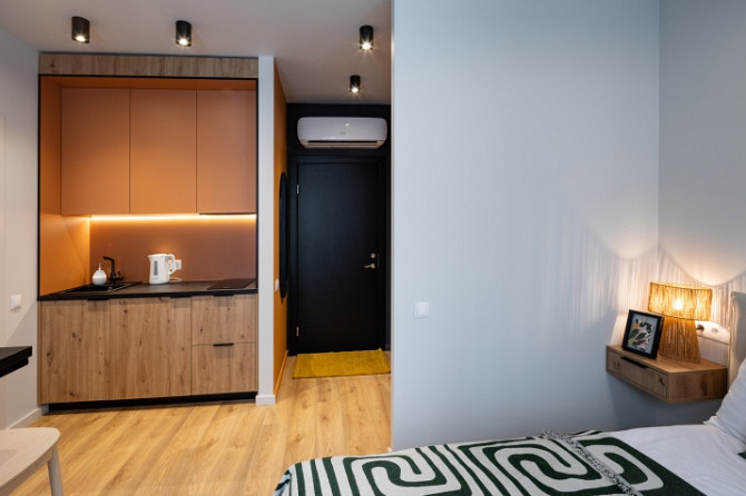 A modern and meticulously designed studio apartment is available for reservation at Ernesta Birzniek Рига - изображение 1