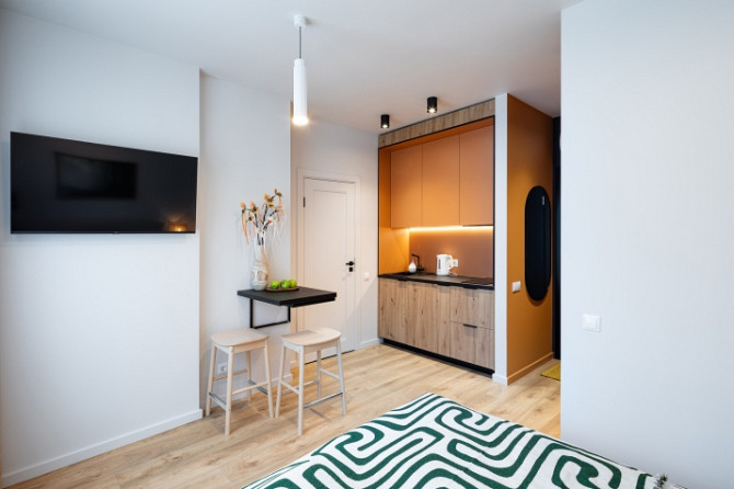 A modern and meticulously designed studio apartment is available for reservation at Ernesta Birzniek Рига - изображение 4