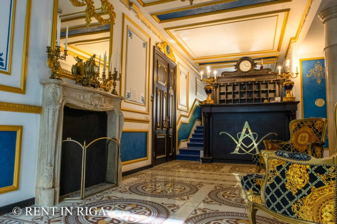 Izīrē plašu un prestižu dzīvokli namā 