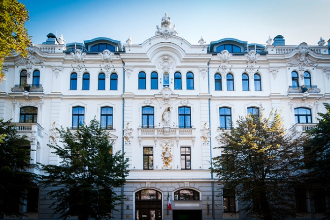 Izīrē plašu un prestižu dzīvokli namā 