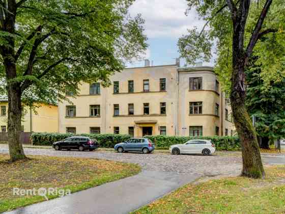 Saulains dzīvoklis Jaunatnes dārza malā.  Dzīvoklis sastāv no caurstaigājamas viesistabas (17 kvm),  Rīga