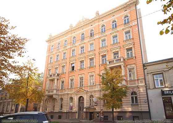 Tiek izīrēts dzīvoklis centrā, dzīvoklis sastāv no 2 istabām, viena ir caurstaigājama otra ir slēgta Rīga