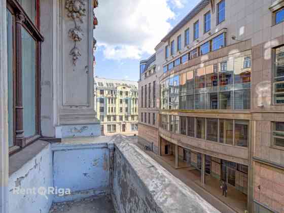 Iegādei pieejams divistabu dzīvoklis vēsturiskā ēka pašā centrā.  Šī ir lieliska investīcijai ilgter Rīga