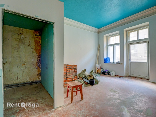 Iegādei pieejams divistabu dzīvoklis vēsturiskā ēka pašā centrā.  Šī ir lieliska Rīga - foto 1