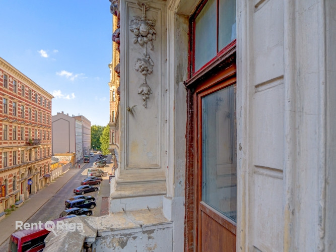 Iegādei pieejams divistabu dzīvoklis vēsturiskā ēka pašā centrā.  Šī ir lieliska Rīga - foto 8
