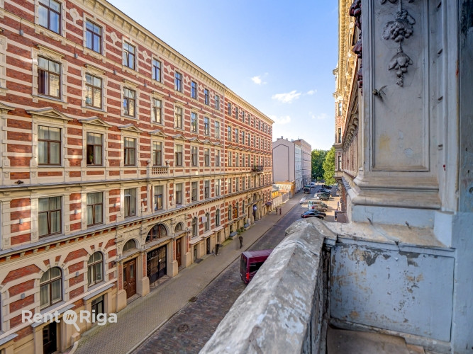 Iegādei pieejams divistabu dzīvoklis vēsturiskā ēka pašā centrā.  Šī ir lieliska Rīga - foto 7