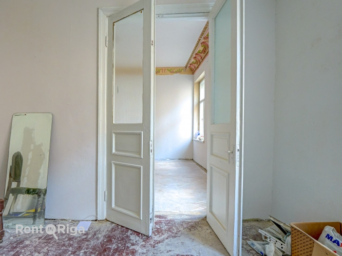 Iegādei pieejams divistabu dzīvoklis vēsturiskā ēka pašā centrā.  Šī ir lieliska Rīga - foto 4