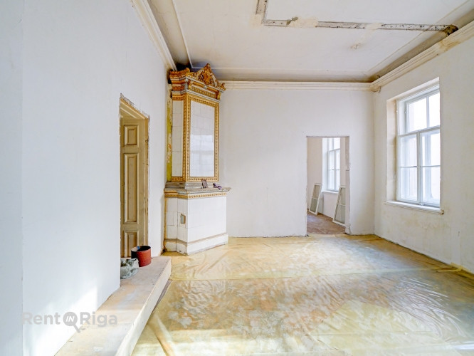 Iegādei pieejams divistabu dzīvoklis vēsturiskā ēka pašā centrā.  Šī ir lieliska Rīga - foto 1