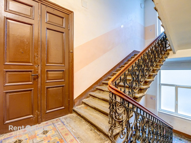 Iegādei pieejams divistabu dzīvoklis vēsturiskā ēka pašā centrā.  Šī ir lieliska Rīga - foto 7