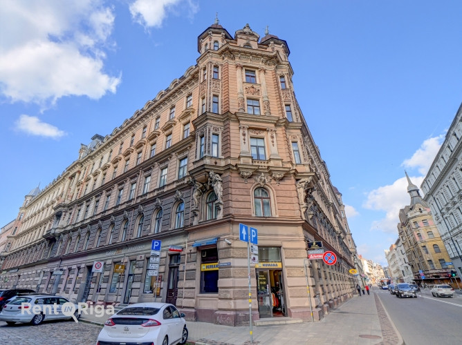 Iegādei pieejams divistabu dzīvoklis vēsturiskā ēka pašā centrā.  Šī ir lieliska Rīga - foto 8