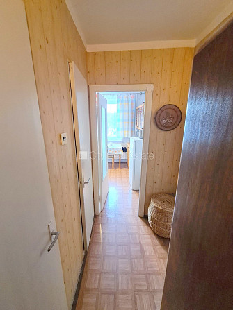 Fasādes māja, ieeja no pagalma, ir lifts, kāpņu telpa pēc kosmētiskā remonta, lodžija, logi Rīga - foto 7