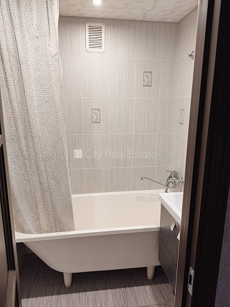 Renovēta māja, labiekārtots apzaļumots pagalms, vieta vairākām automašīnām, pagalmā Rīgas rajons - foto 15