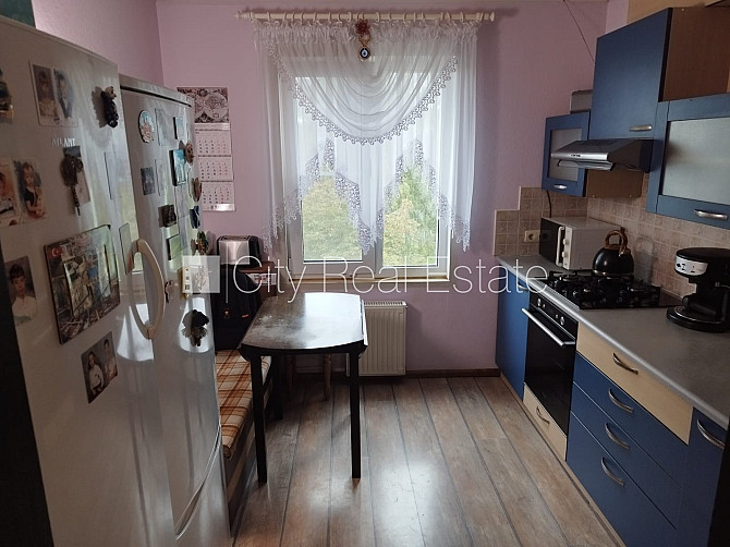 Renovēta māja, labiekārtots apzaļumots pagalms, vieta vairākām automašīnām, pagalmā Rīgas rajons - foto 3