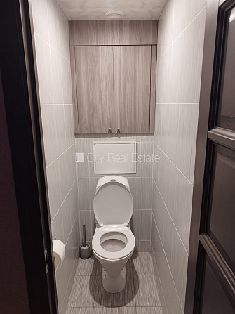 Renovēta māja, labiekārtots apzaļumots pagalms, vieta vairākām automašīnām, pagalmā Rīgas rajons - foto 16