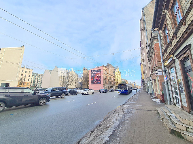 Здание во дворе, закрытый двор, вход с улицы и со двора, лестничная клетка после Рига - изображение 20