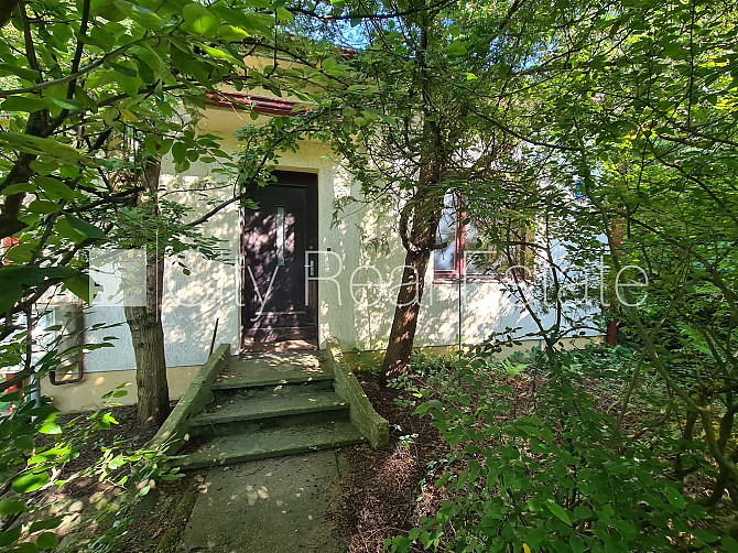 Labiekārtots apzaļumots pagalms, iežogota teritorija, ieeja no ielas un pagalma, veranda, logi Rīga - foto 1