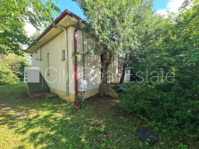 Labiekārtots apzaļumots pagalms, iežogota teritorija, ieeja no ielas un pagalma, veranda, logi Rīga - foto 2