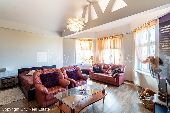 Pagalma ēka, bruģēts piebraucamais ceļš, slēgts pagalms, ieeja no pagalma, mansards, ir Rīga - foto 19