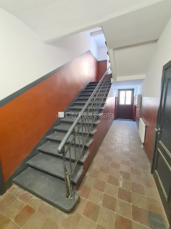 Pagalma ēka, renovēta māja, slēgts pagalms, ieeja no ielas un pagalma, kāpņu telpa pēc Rīga - foto 15