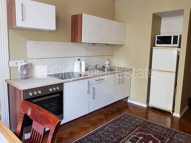 Fasādes māja, renovēta māja, ir lifts, kāpņu telpa pēc kapitālā remonta, viena istaba Rīga - foto 20