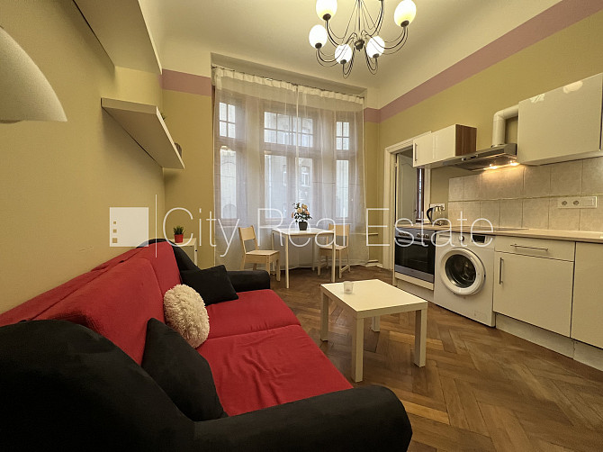 Fasādes māja, renovēta māja, ir lifts, kāpņu telpa pēc kapitālā remonta, viena istaba Rīga - foto 18