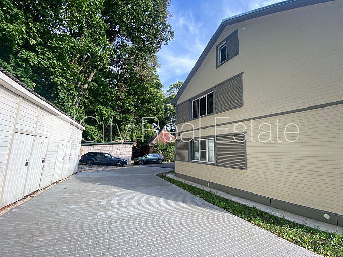 Renovēta māja, iežogota teritorija, vieta automašīnai, kāpņu telpa pēc kosmētiskā Jūrmala - foto 9