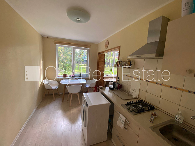 Renovēta māja, iežogota teritorija, vieta automašīnai, kāpņu telpa pēc kosmētiskā Jūrmala - foto 4