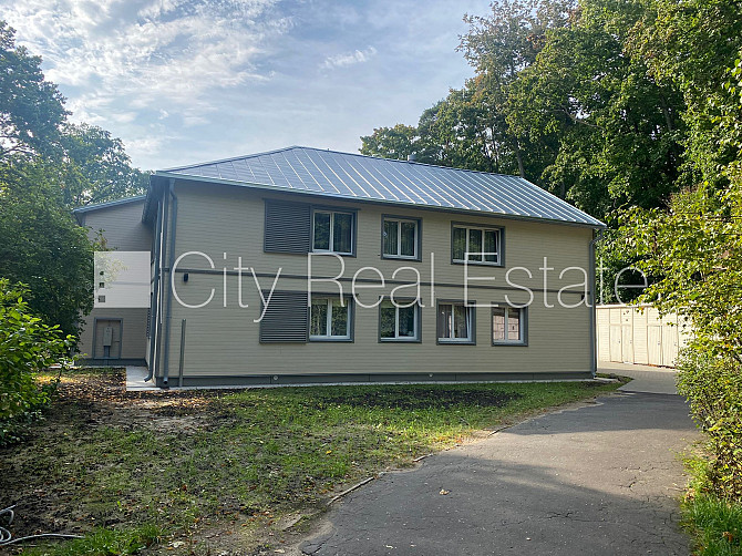 Renovēta māja, iežogota teritorija, vieta automašīnai, kāpņu telpa pēc kosmētiskā Jūrmala - foto 8