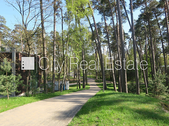 Renovēta māja, iežogota teritorija, vieta automašīnai, kāpņu telpa pēc kosmētiskā Jūrmala - foto 10