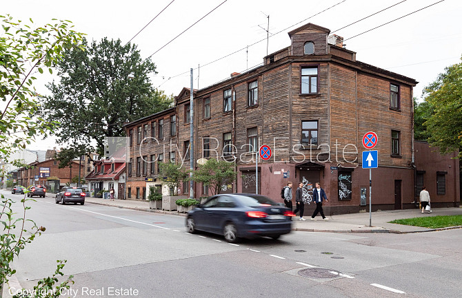 Fasādes māja, fasāde ar koka apdari, vieta automašīnai, ieeja no pagalma, logi vērsti mājas Rīga - foto 2