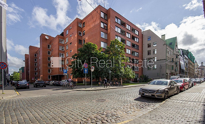 Fasādes māja, labiekārtota apzaļumota teritorija, vieta automašīnai, ir lifts, logi vērsti Rīga - foto 13