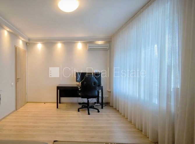 Fasādes māja, labiekārtota apzaļumota teritorija, vieta automašīnai, ir lifts, logi vērsti Rīga - foto 12