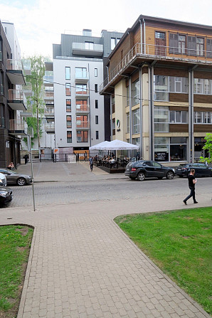 Fasādes māja, labiekārtota apzaļumota teritorija, vieta automašīnai, ir lifts, logi vērsti Rīga - foto 15