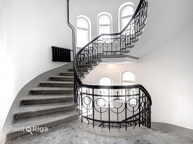 Tiek pārdots elegants dzīvoklis pilnībā renovētā vēsturiskā ēkā. Dzīvoklis pārdodas ar Rīga - foto 20